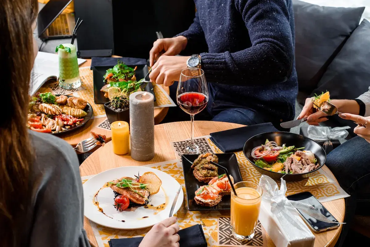 Foodie Paradise: Exploring Food Options Around Iconic New York Buildings