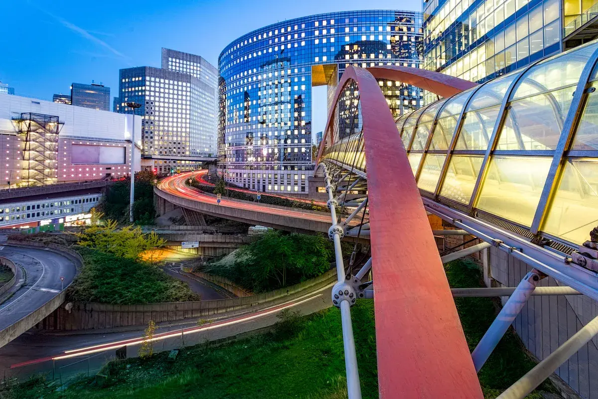 Je ne sais quoi? It’s the Parisian CRE Perks! Unlocking Growth with Parisian Amenities